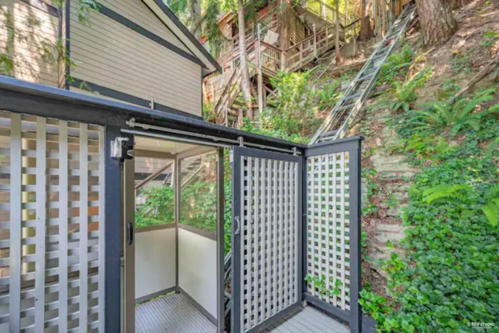 Waterfront Cottage With Superb Coastline Views West Vancouver Εξωτερικό φωτογραφία