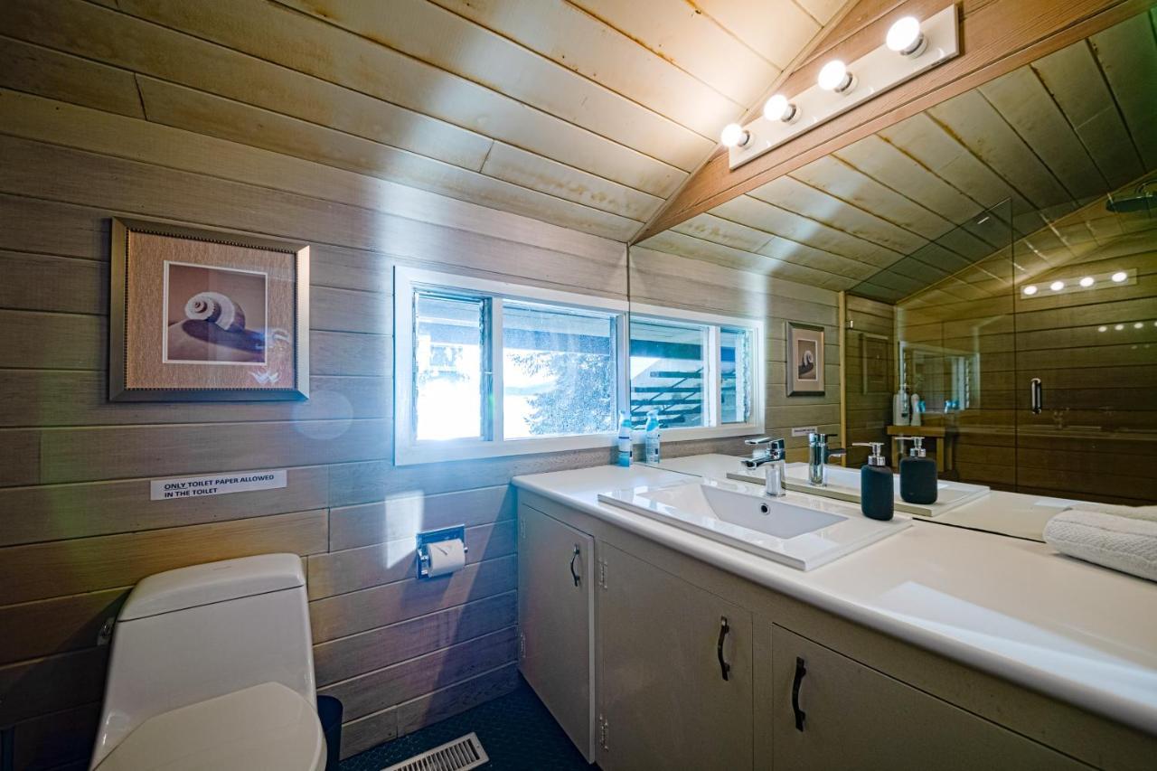 Waterfront Cottage With Superb Coastline Views West Vancouver Εξωτερικό φωτογραφία