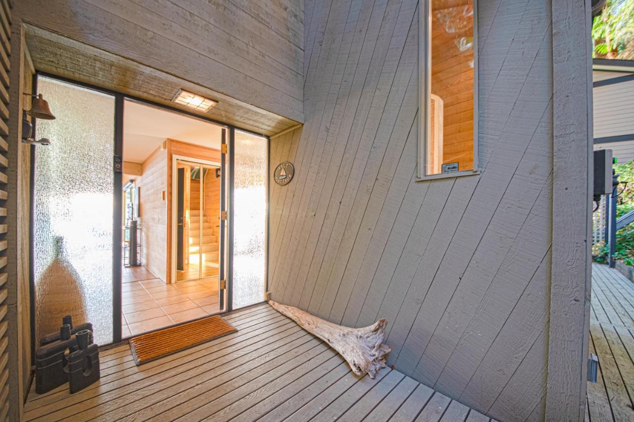 Waterfront Cottage With Superb Coastline Views West Vancouver Εξωτερικό φωτογραφία